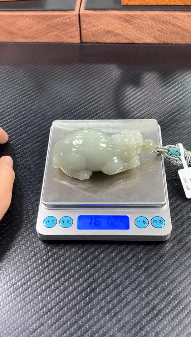 吊坠(赠链)未镶嵌和田玉且末微色差近矿貔貅