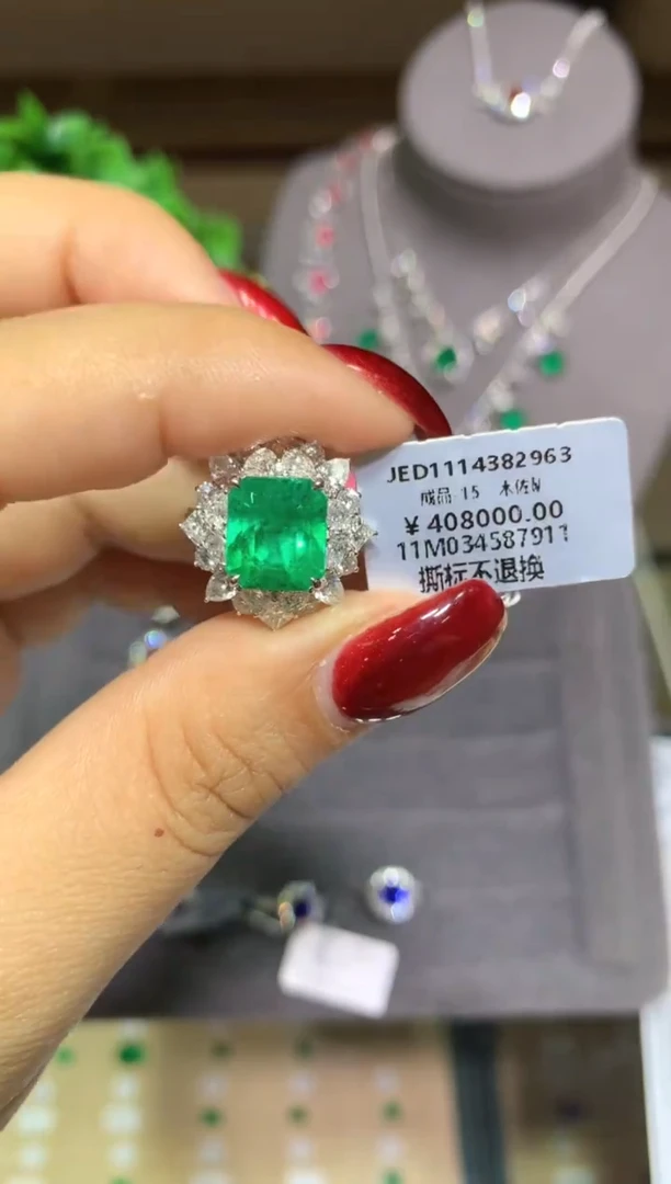 18K金镶嵌戒指祖母绿4.07ct