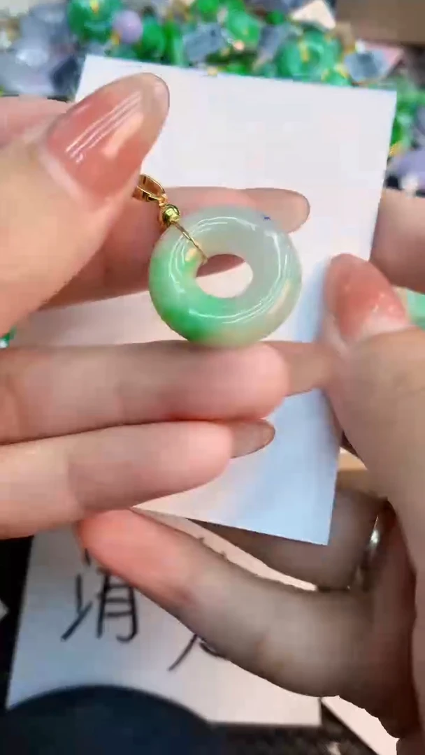 翡翠未镶嵌颈饰           1