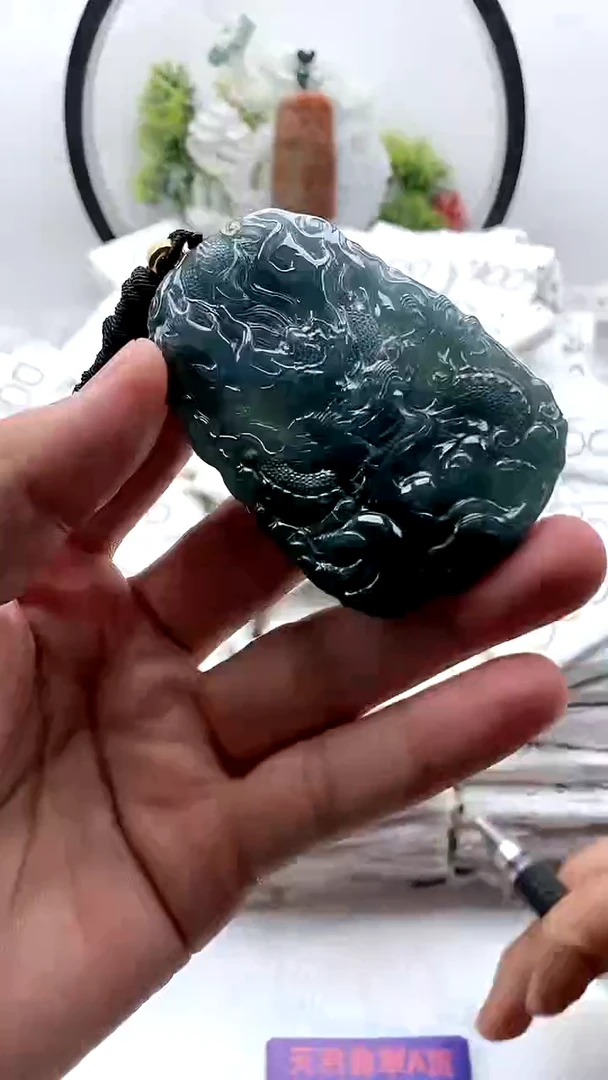 翡翠未镶嵌颈饰龙牌