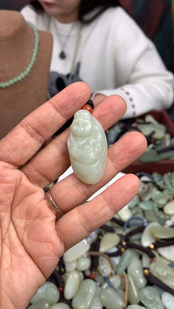 颈饰未镶嵌和田玉（多样性发一件）没有证书有瑕