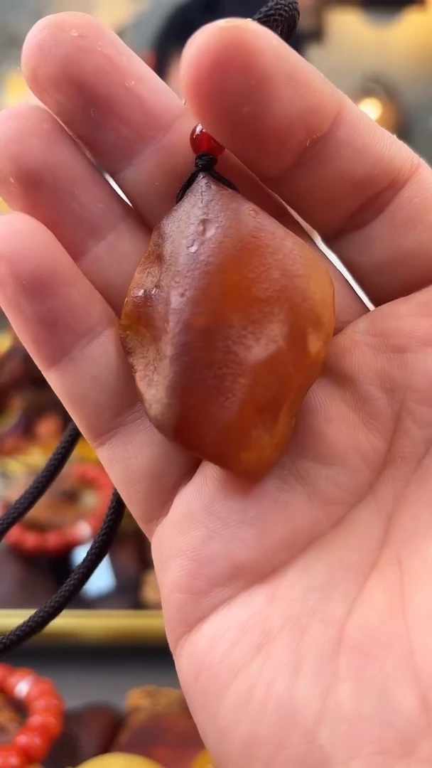 未镶嵌颈饰琥珀吊坠