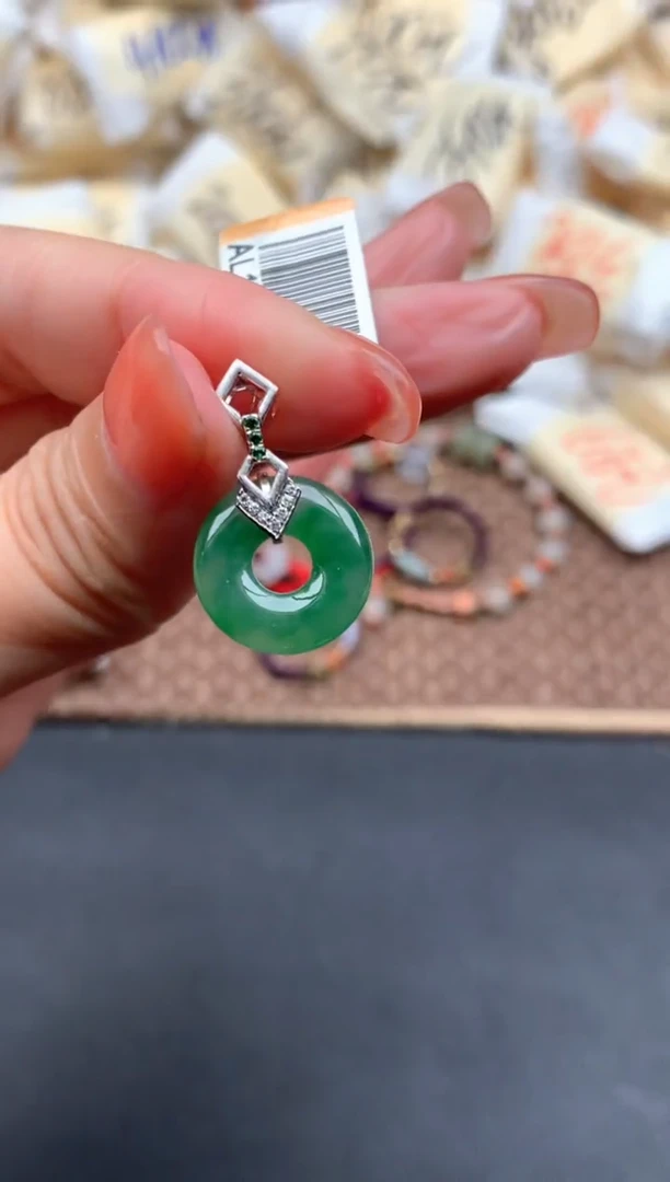 18K金镶嵌挂件翡翠1