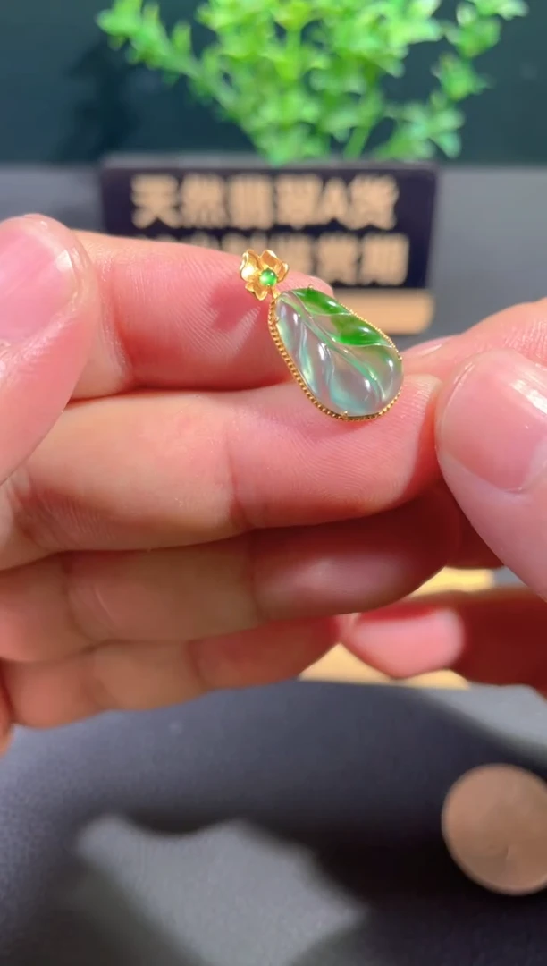 颈饰18K金镶嵌翡翠翡翠