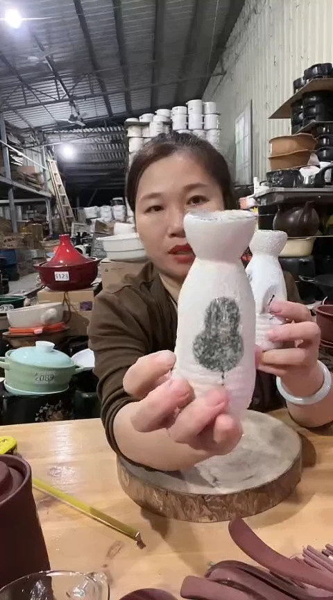 瑕疵雪花釉小壶两个