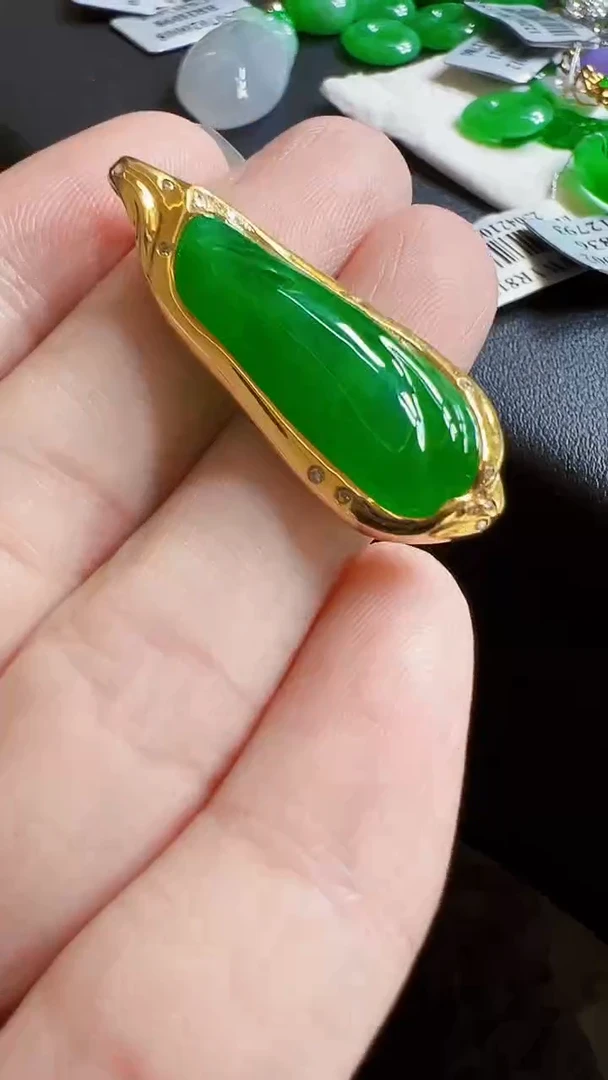 颈饰18K金镶嵌翡翠随型