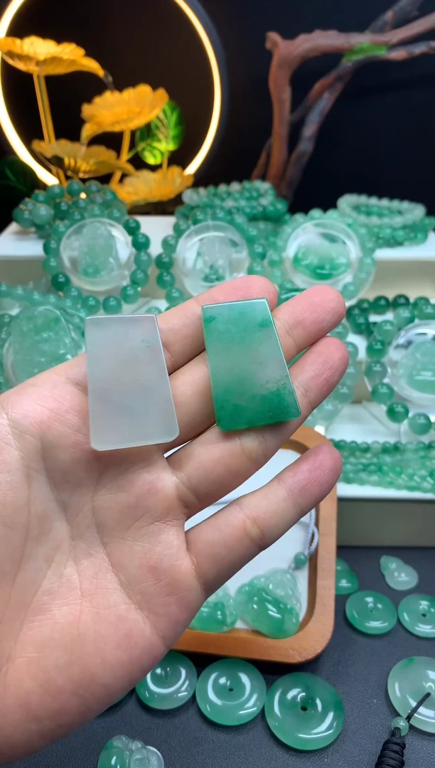 石英质玉（非洲翠）未镶嵌吊坠(不含链)无**比无事牌