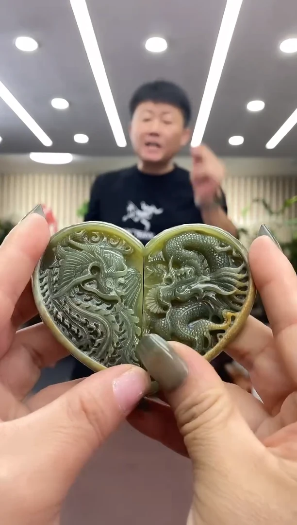 颈饰未镶嵌透闪石质玉一对