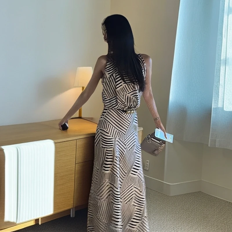 今年流行黑白条纹连衣裙2025夏季气质高级感法式收腰长裙独特漂亮