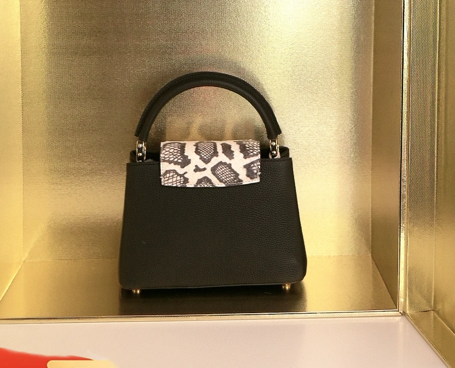 56（全新未拆封）轻奢时尚潮流气质单肩斜跨女士包包 23*9*15cm