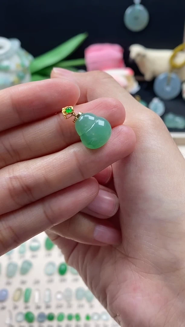 【闪购商品】翡翠颈饰18K金镶嵌翡翠绿色葫芦吊坠