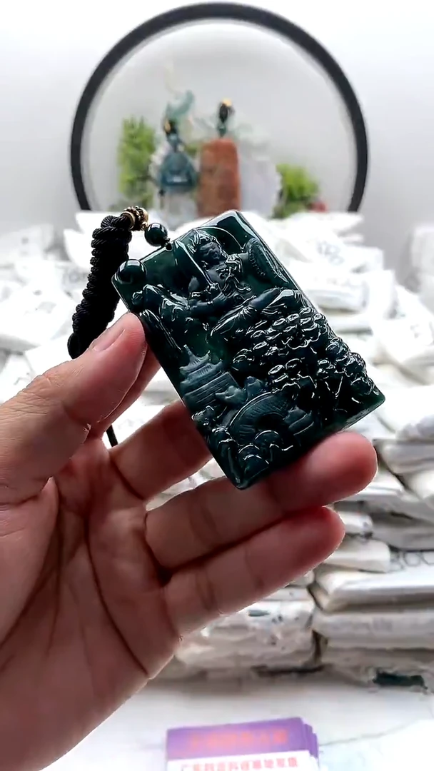 翡翠未镶嵌颈饰不动明王