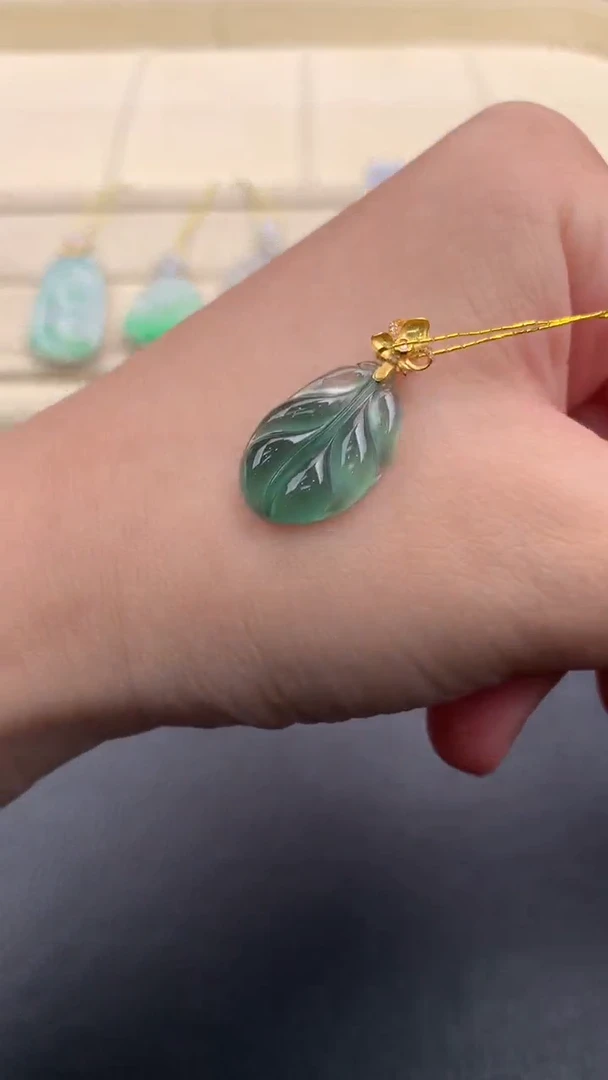 翡翠18K金镶嵌颈饰Q428