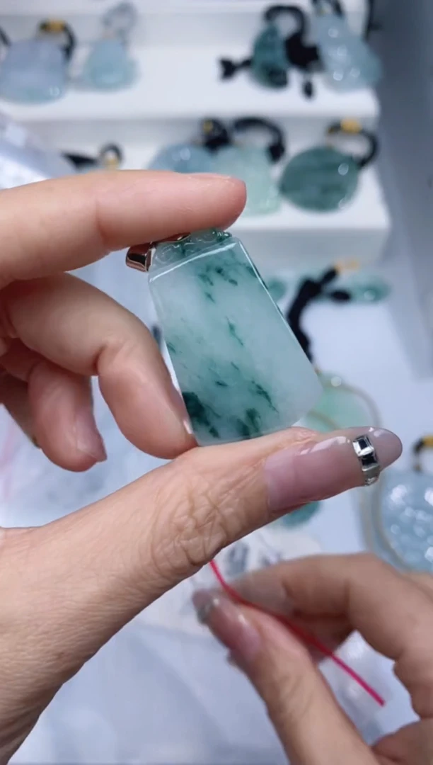 颈饰未镶嵌翡翠吊坠