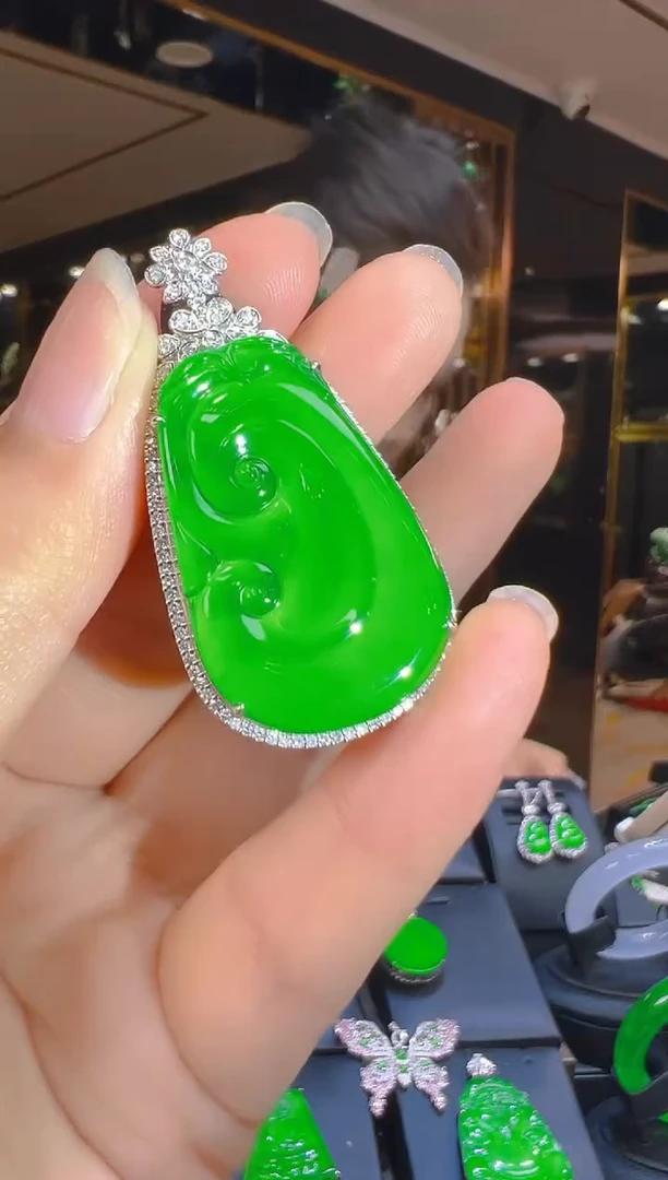翡翠18K金镶嵌吊坠(赠链)100