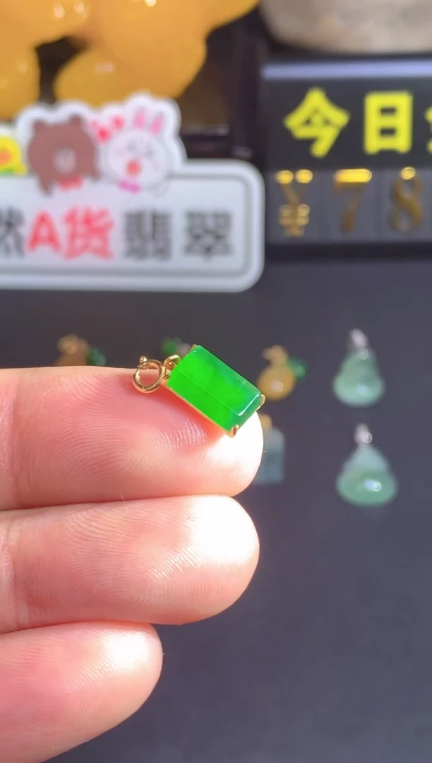颈饰18K金镶嵌翡翠