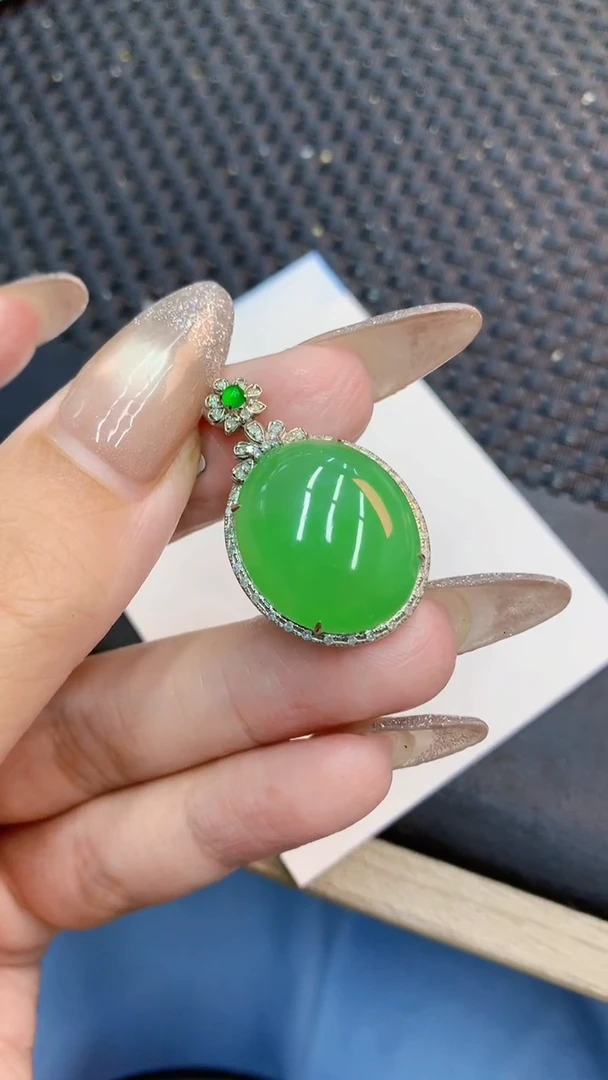 颈饰18K金镶嵌翡翠1