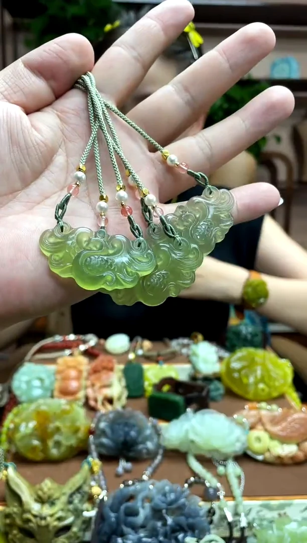 未镶嵌岫玉吊坠多样性发货发其中之一