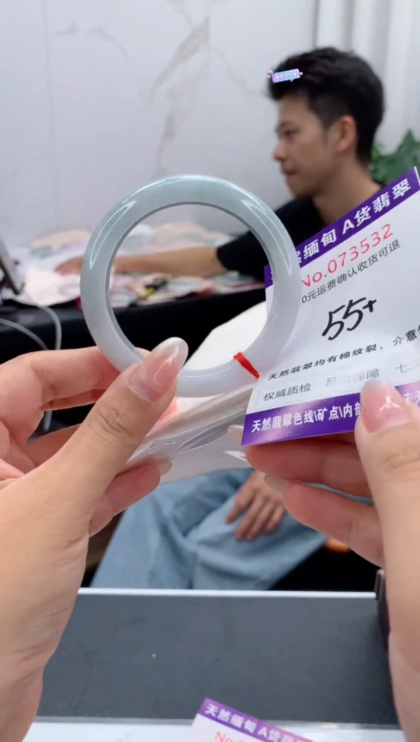未镶嵌手镯翡翠有纹，完美者勿拍