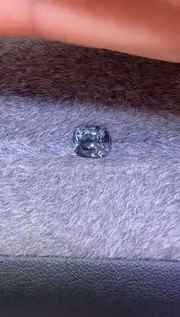 未镶嵌裸石定制尖晶石枕型 金属灰色调 1.20ct