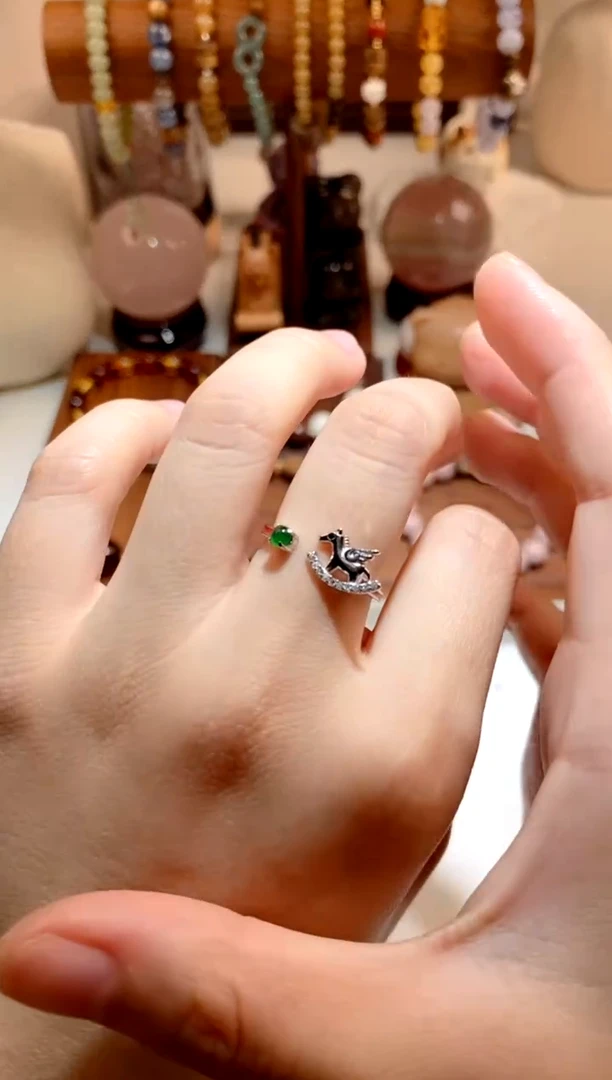 银S925镶嵌戒指翡翠小飞马戒圈