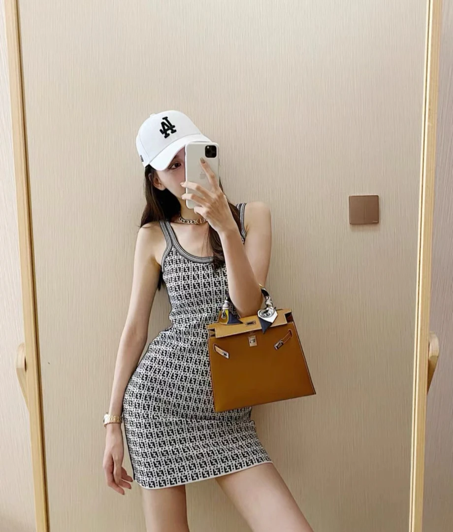未使用 FENDI/芬迪 FW0073 黑白logo老花满印吊带连衣裙 44 L码