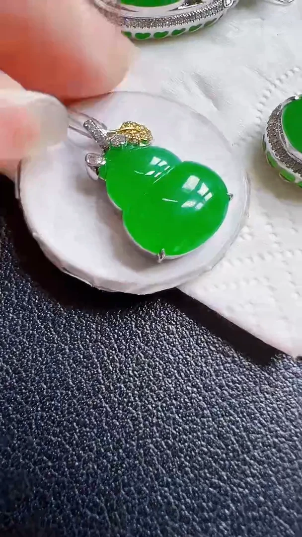 颈饰18K金镶嵌翡翠葫芦