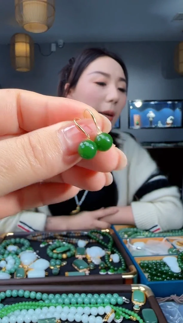18K金镶嵌和田玉耳饰1