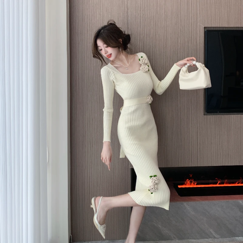 高级性感法式针织连衣裙女秋冬米白花朵气质修身御姐包臀显瘦名媛