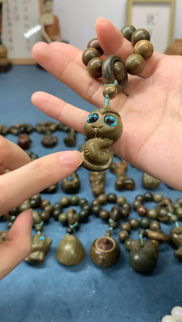 【闪购商品】维腊木（绿檀）把件 小萌蛇 盘玩件