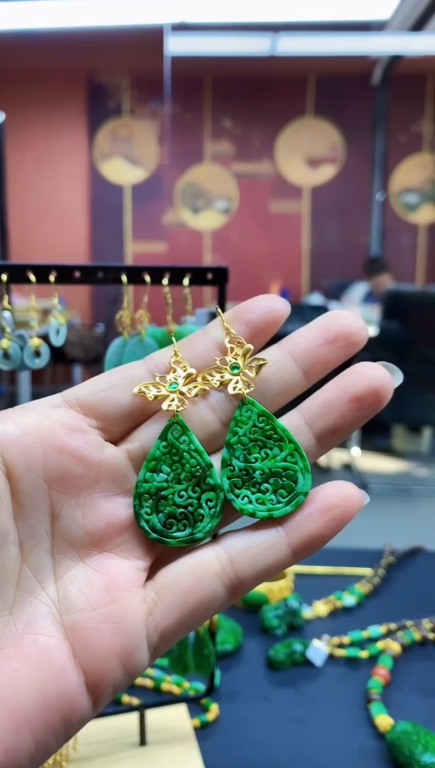 颈饰未镶嵌翡翠耳饰