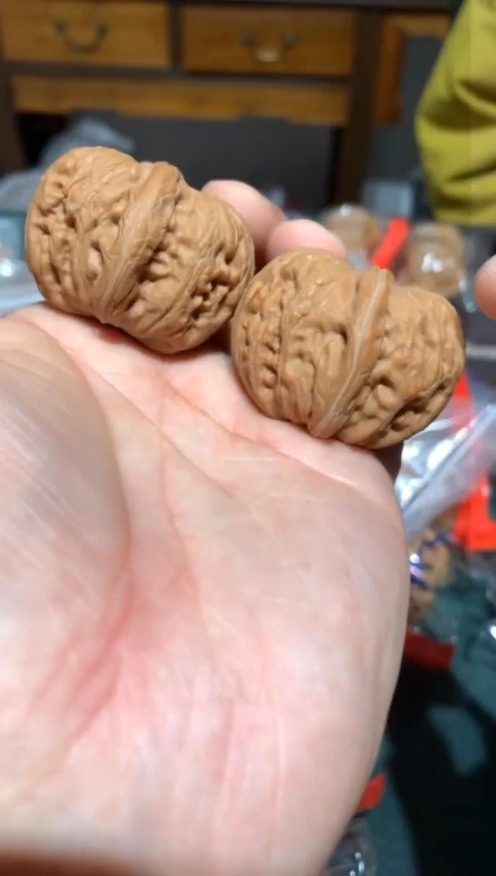 【闪购商品】文玩核桃吊坠元宝核桃有黄尖听号介绍