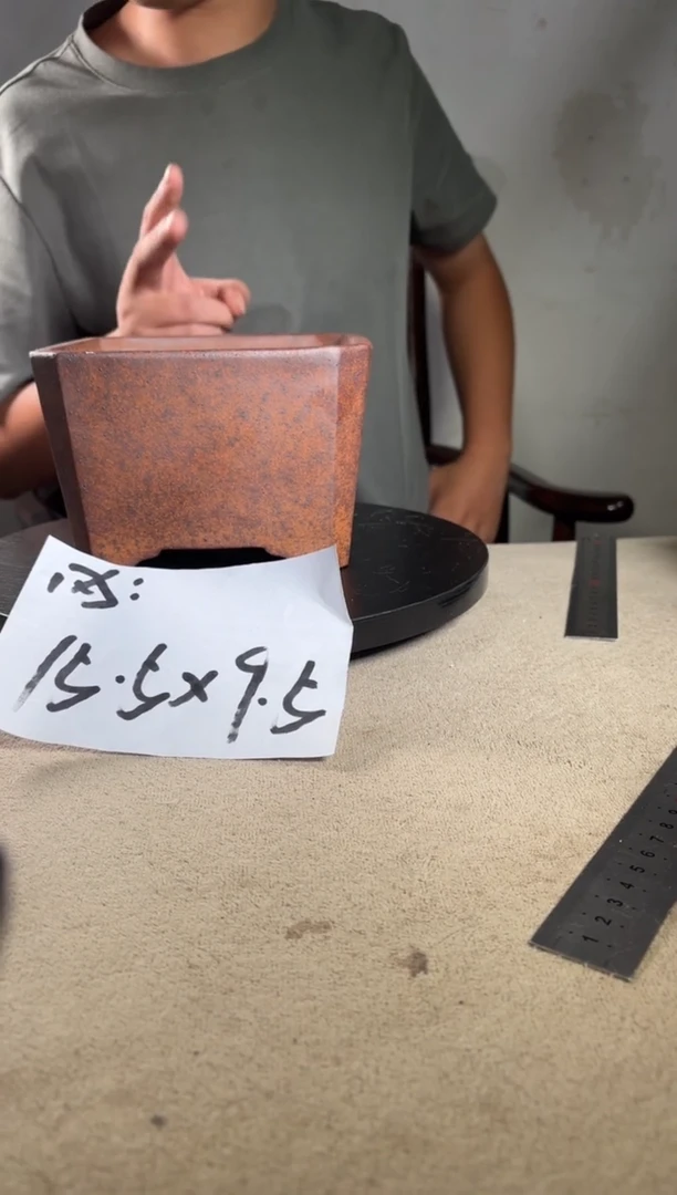 A宜兴紫砂小花盆