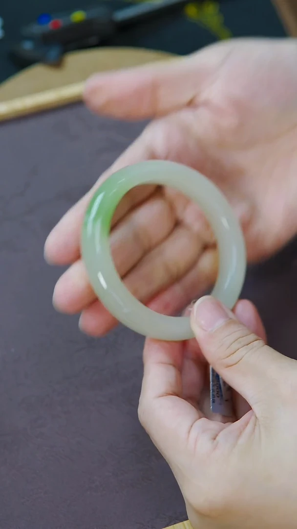 未镶嵌手镯和田玉正装一抹翠冰胶手镯 57圈口