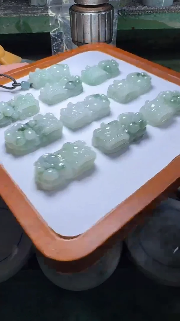 颈饰未镶嵌翡翠飘花貔貅多样性发一件