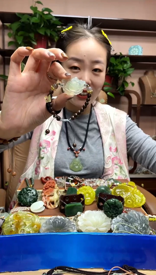 未镶嵌岫玉颈饰多样性发货发其中之一