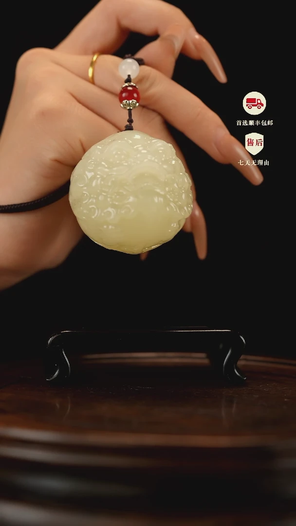 云南石竹叶青雕刻：醒狮貔貅手把件