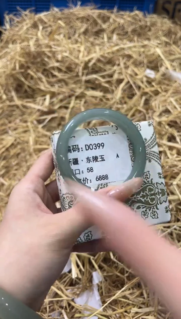 未镶嵌手镯石英质玉D0399