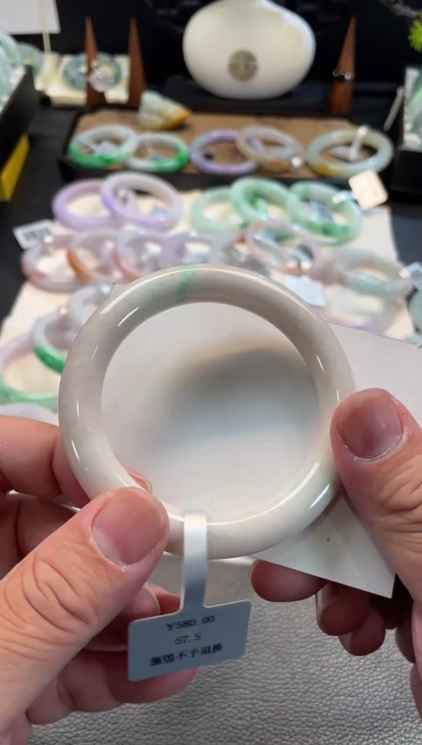 未镶嵌手镯翡翠73号链接 有纹裂有沙眼 57.5圆条