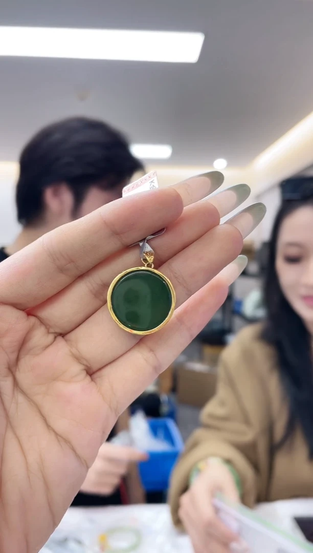 颈饰18K金镶嵌和田玉（多样性发一件）