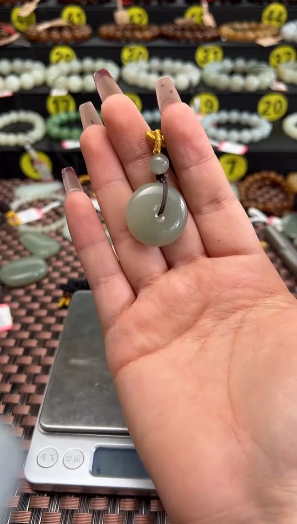 【闪购商品】和田玉吊坠(赠链)未镶嵌且末料青白玉无事牌