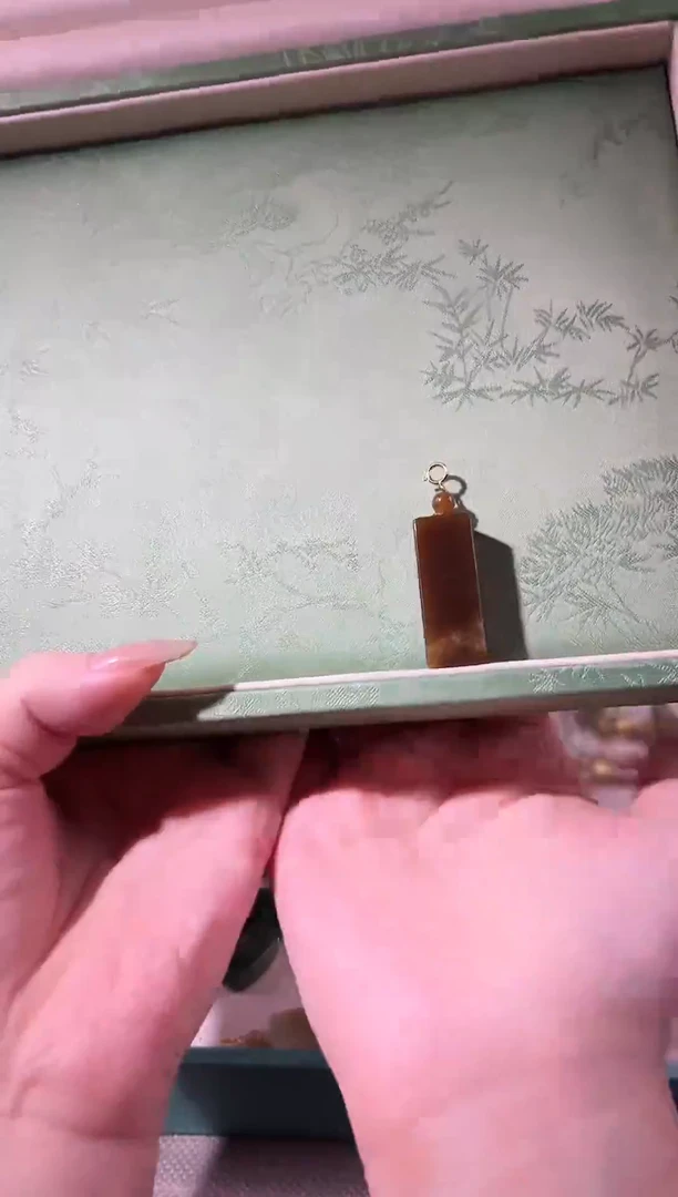 吊坠(赠链)未镶嵌和田玉（糖玉）天然和田玉浓红糖