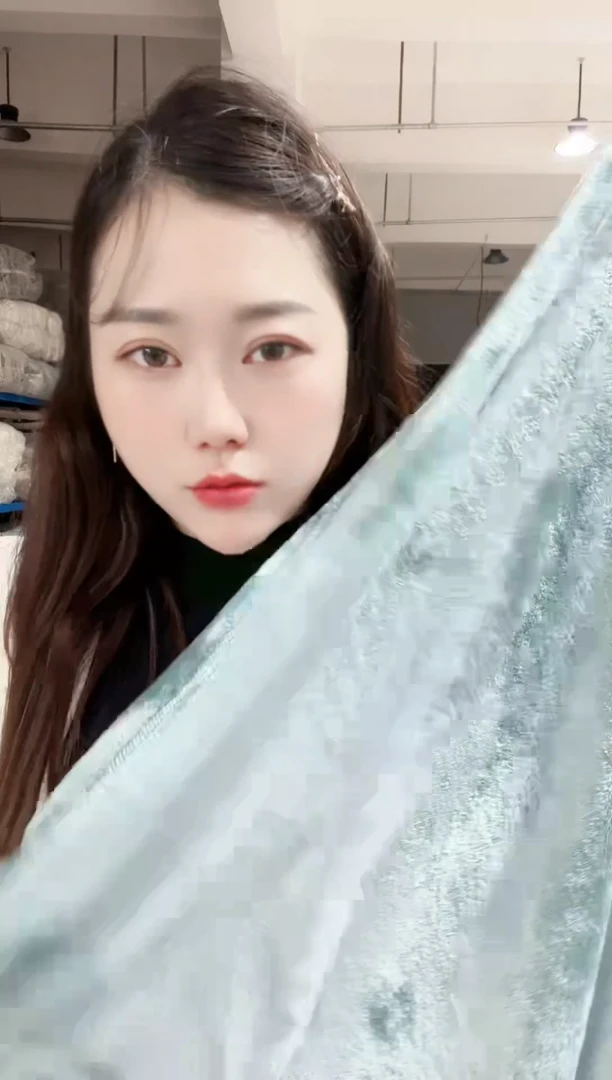 牛奶绒主播手上展示的产品  1.5*2.0米