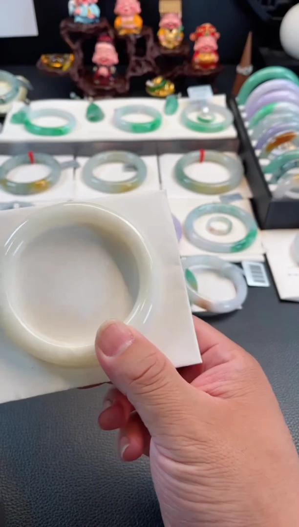 翡翠手镯未镶嵌和*有纹裂