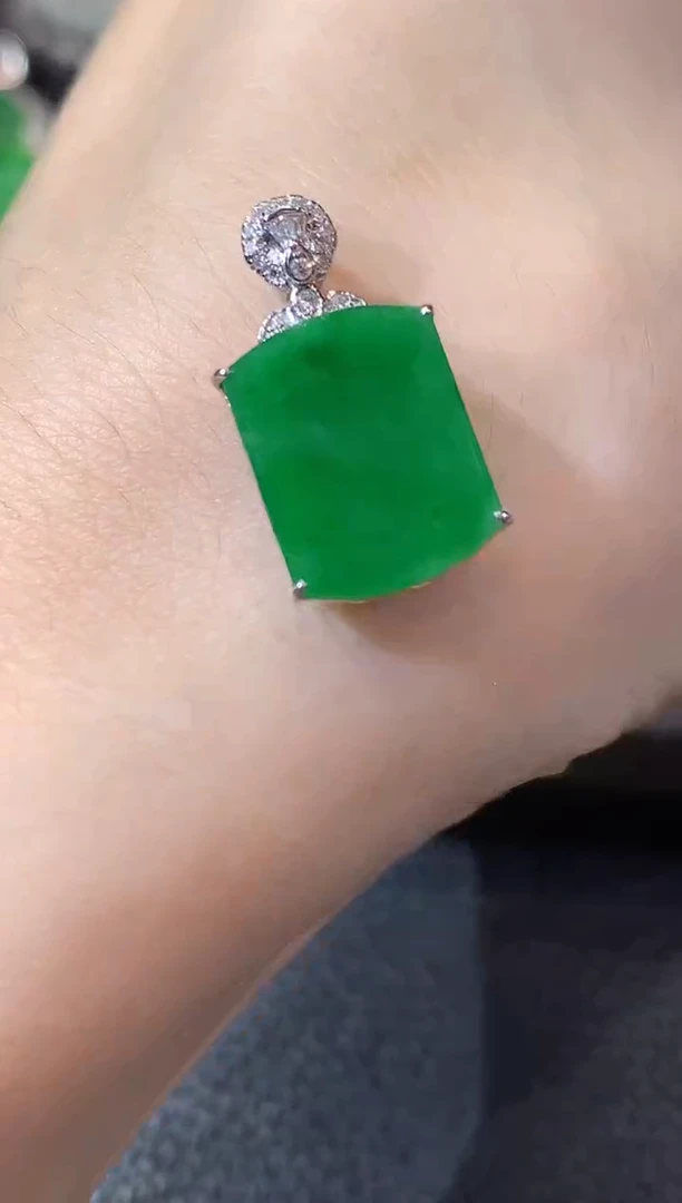 吊坠(不含链)18K金镶嵌翡翠A70