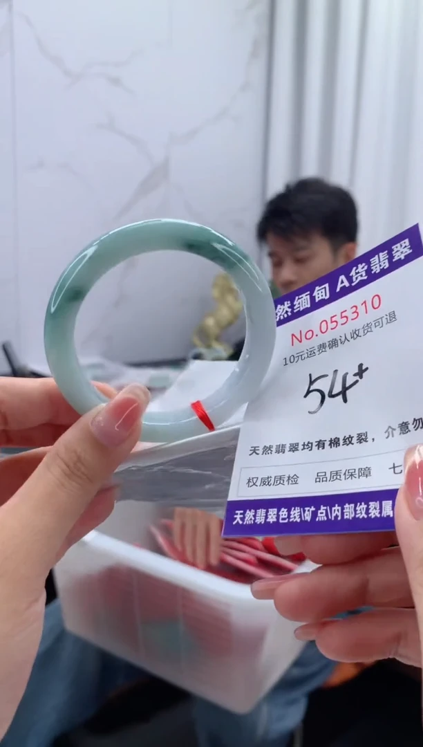 翡翠手镯未镶嵌有纹，完美者勿拍