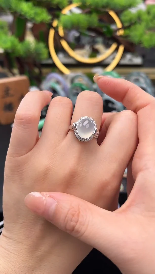 18K金镶嵌戒指翡翠戒指