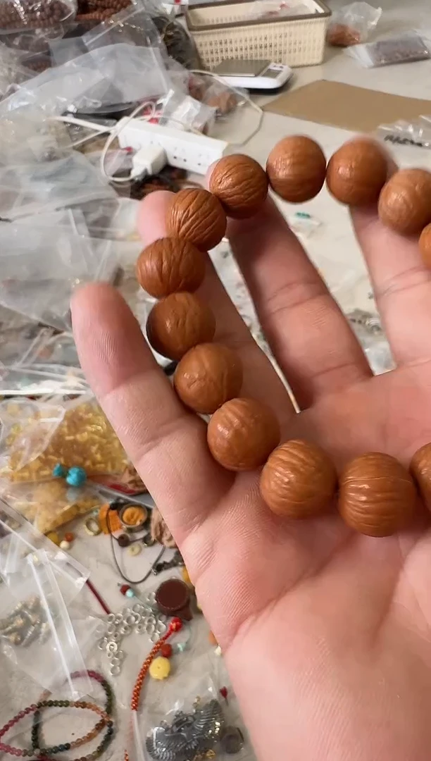 猴头核桃吊坠多样性发货发其中一个-猴头凤羽