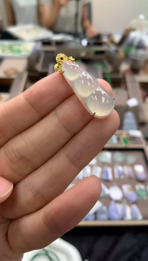 颈饰18K金镶嵌翡翠福豆
