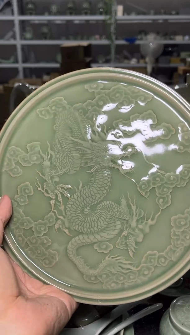 瓷微瑕浮雕云丛龙盘1个
